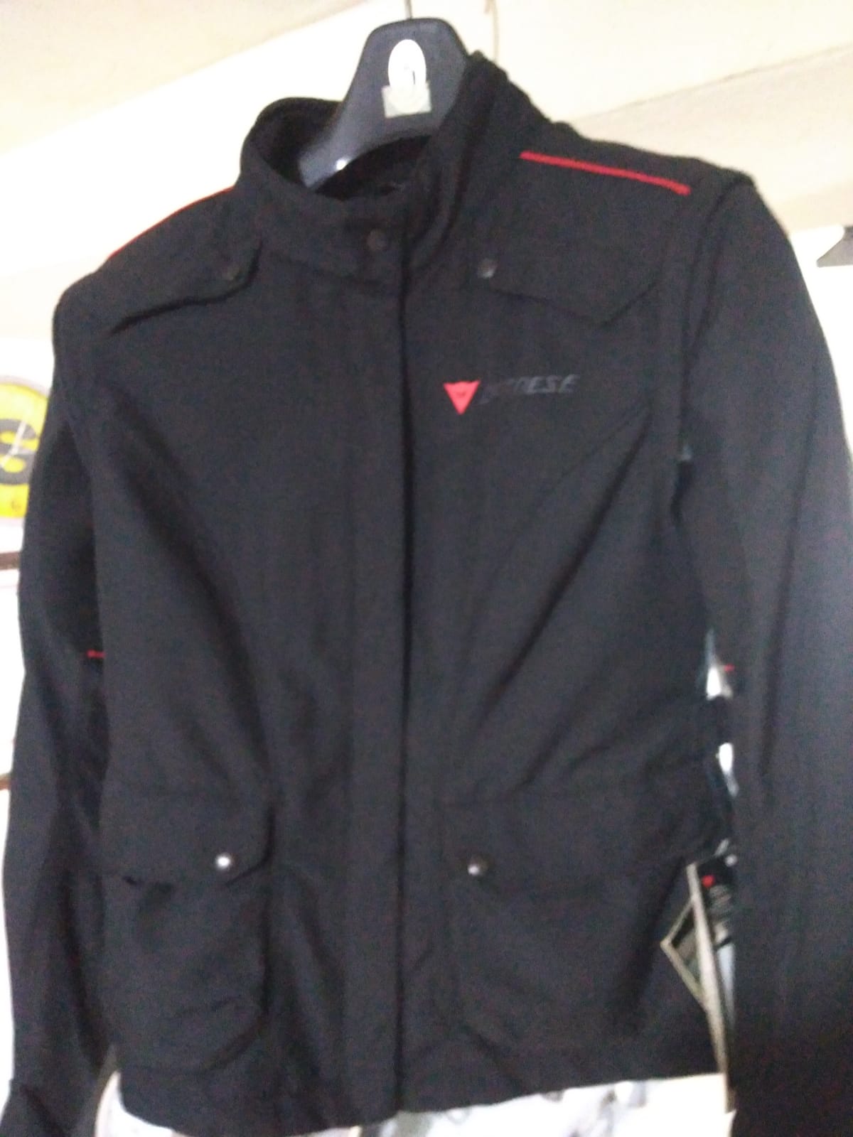 Dinese D Dray Leydi bayan montu 42 beden  Kışlık astar ,yamur geçirmez astar mevcut yaz ve kış konumu kullanılır kollar fermuarlı  .tüm korumaları mevcut   