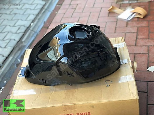 KLE 650 DEPO VERSYS 650 DEPO SIFIR ORIJINAL KAWASAKİ URUNDUR SİYAH RENK  GUNCEL SATIŞ FİYATI 7300 TL DİR  KAMPANYA FİYATI 2000 TL DİR  PAZARLIK YOKTUR